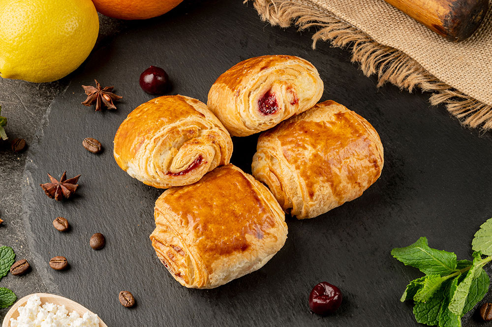 Слойка з вишнею та сиром