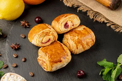 Слойка з вишнею та сиром